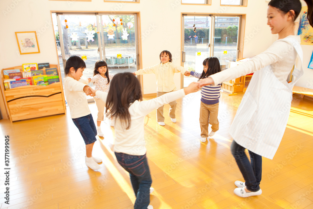 室内で遊ぶ子供たち