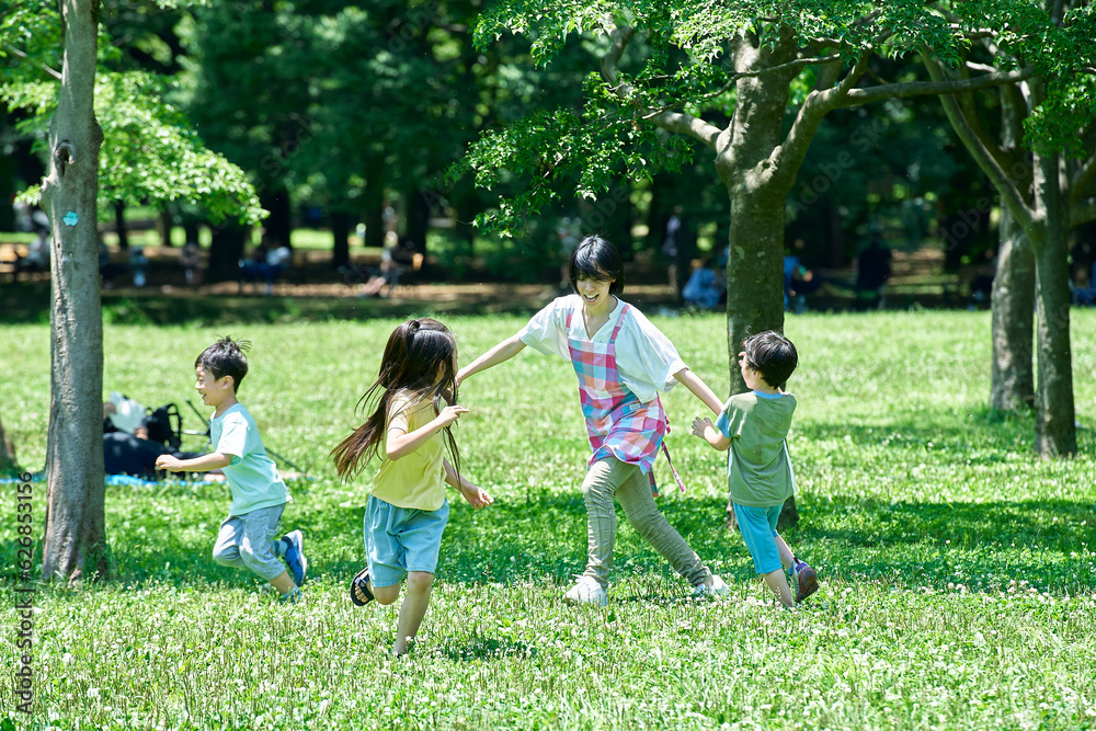 外で元気に走り回る子供たちと先生