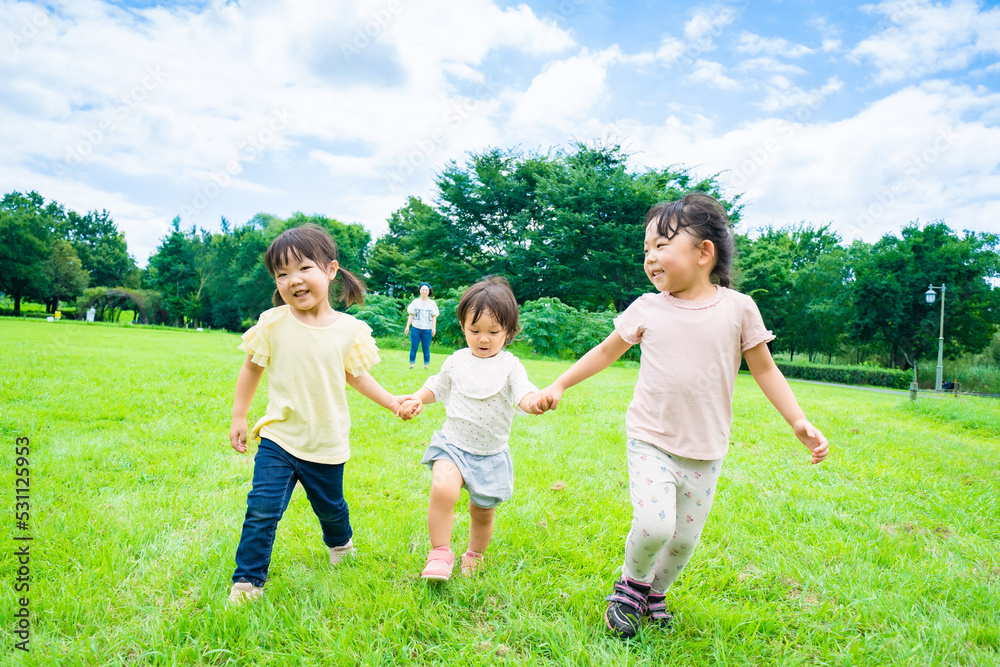 保育園の子供たちと先生